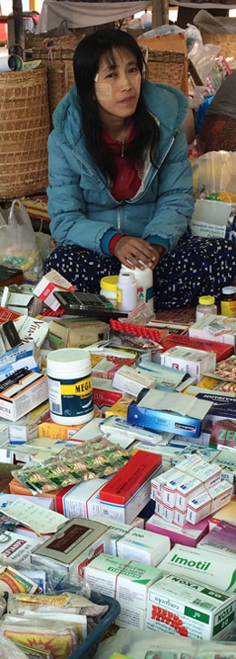 Marktstand mit Arzneimitteln in Asien